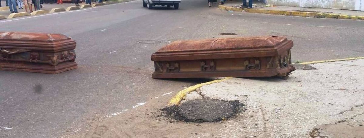 ElNacionalWeb's tweet photo. [Fotos] Cierran el paso en calles de Maracaibo con tumbas profanadas https://t.co/UrL0p4ONeU https://t.co/XRjXQmcfIY