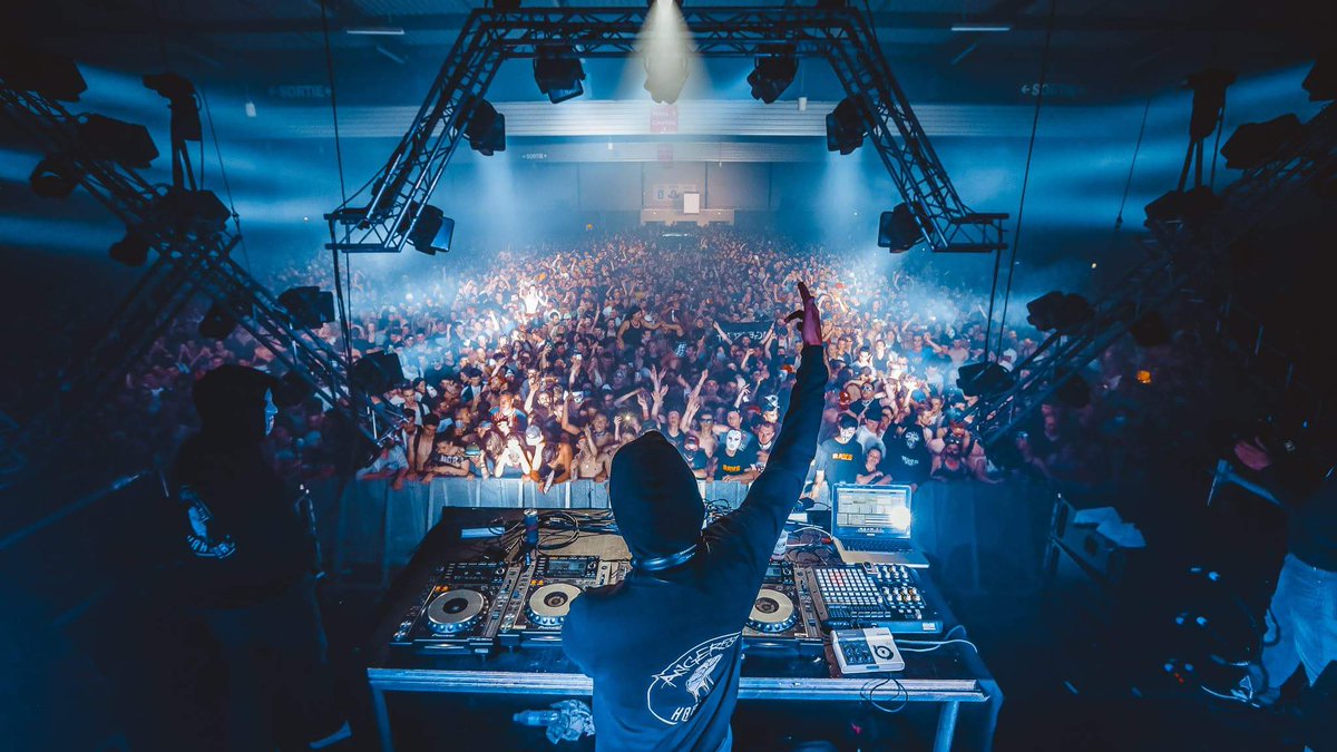 PandemicEvents_'s tweet photo. Merci à vous tous ! Quelle énergie ! Vous étiez au top !
La Pandemic Stage a encore tremblé ✊
#insane2017 @dj_angerfist
📷 Jordan Marchand https://t.co/8R9yVudLi5