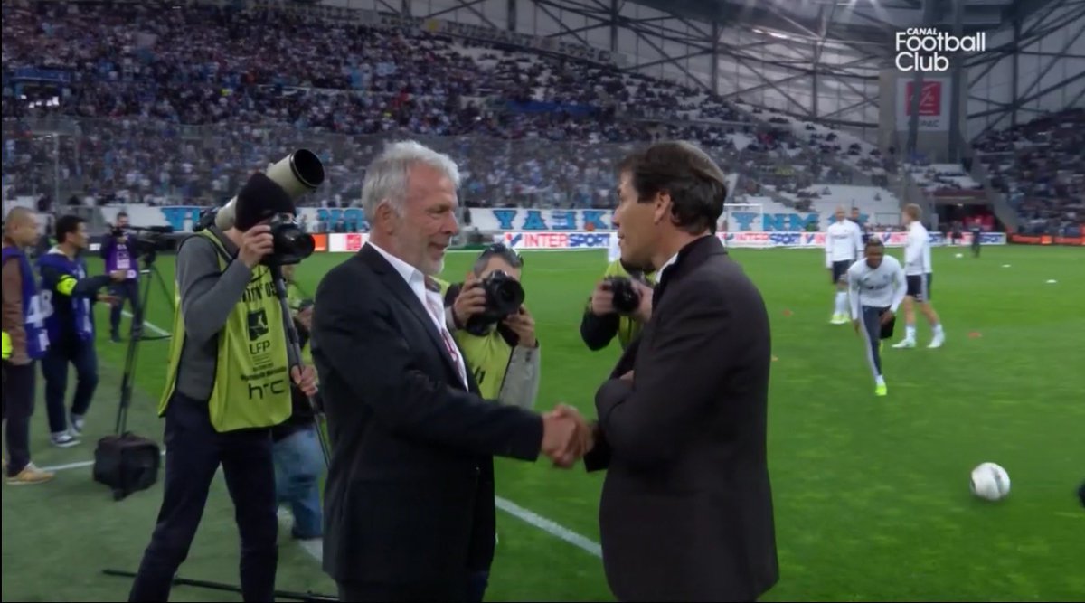 lephoceen's tweet photo. Erik Gerets donnera le coup d'envoi du match, belle accolade avec Rudi Garcia sur le terrain #OMOGCN #LivePhoceen https://t.co/BOZlQK7Ibm