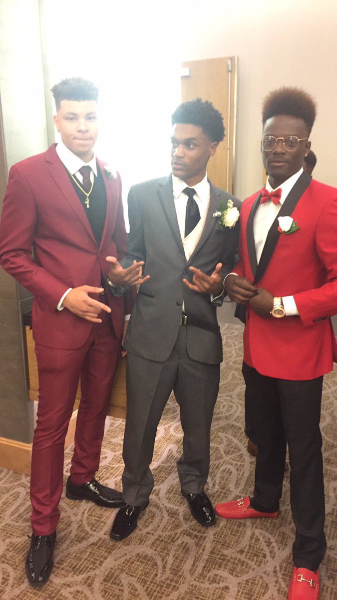 look at my diamonds they dance 👀❄️ #Prom2k17