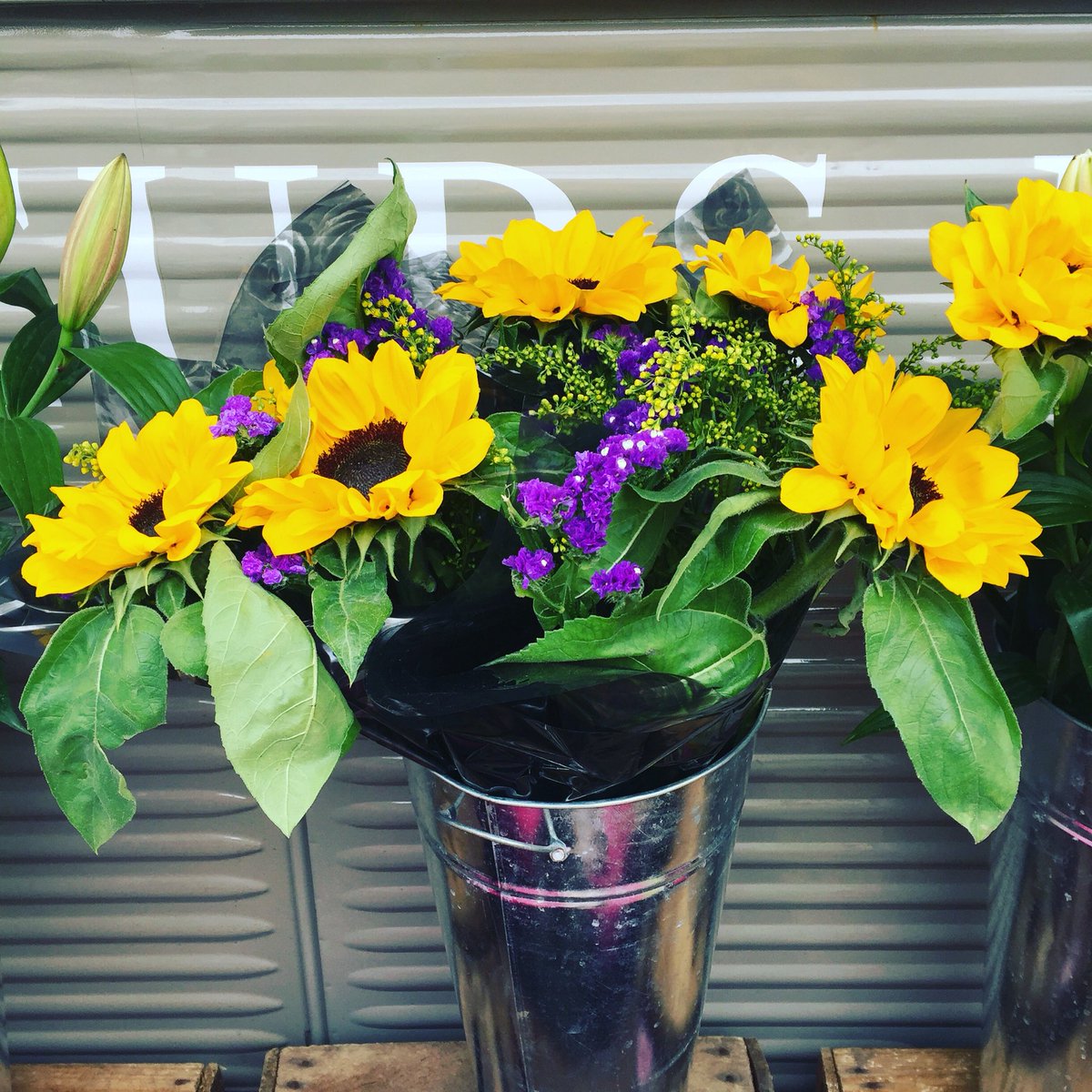 We're giving away our beautiful #sunflower bouquet! Head to Facebook.com/fleurderue to take part | #giveaway #sunflowers #WDYT