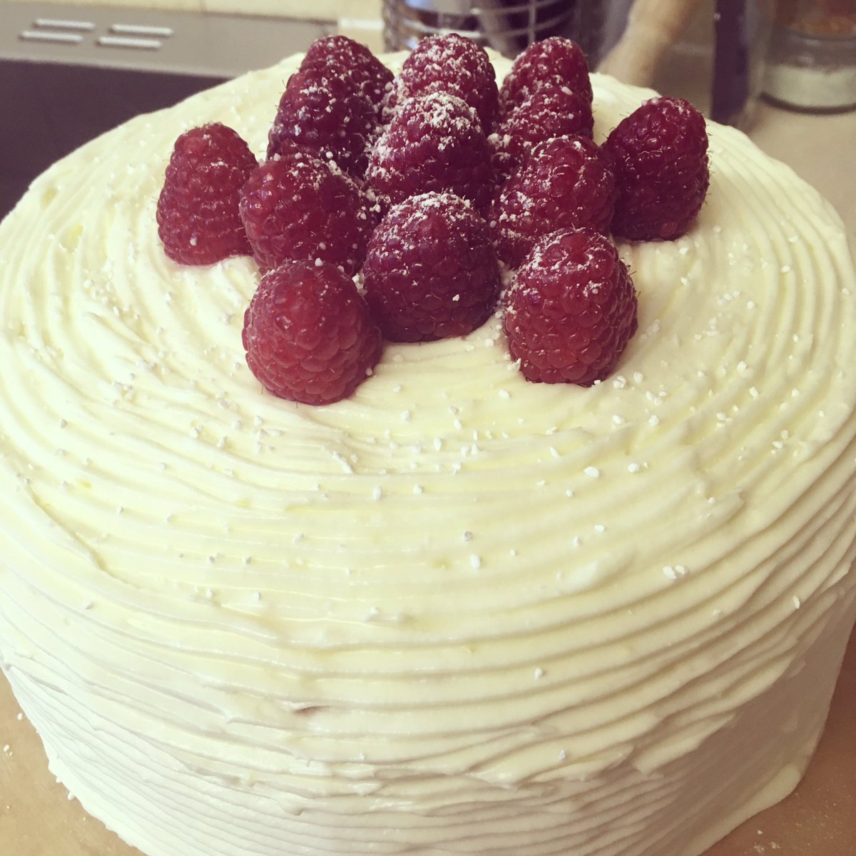 rozwell_07's tweet photo. Sundays are for baking #lemonandraspberry #creamcheesefrosting https://t.co/StlaF2EBKk
