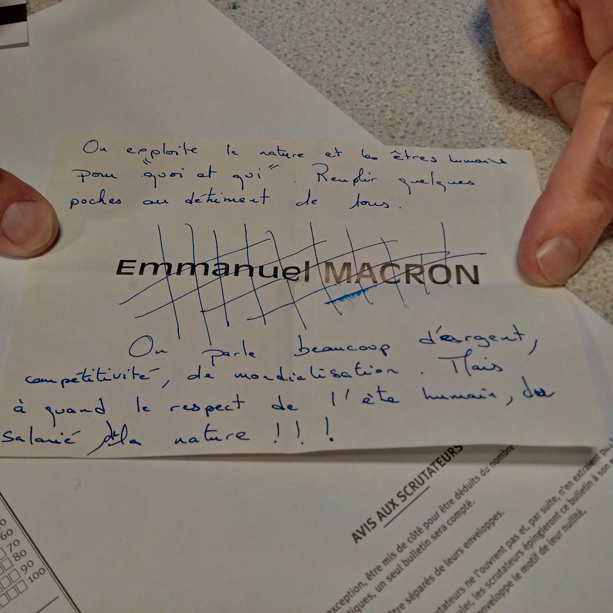 hranjeva's tweet photo. Bulletin dans un bureau de vote de 75015. https://t.co/Qy8oVNGC3w