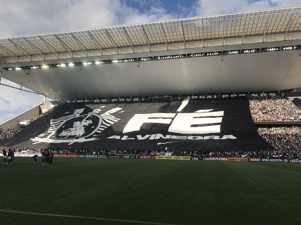 Corinthians's tweet photo. Esse bandeirão ficou bem louco! Mais uma 📷! #FéAlvinegra https://t.co/B3NHEXkAfW