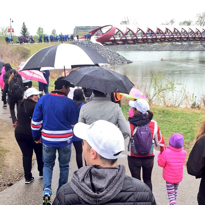 AllySeeney's tweet photo. A rainy day in #YYC but still a great turnout for the #walksokidscantalk presented by @BMO. Nice to see so much support for @KidsHelpPhone! https://t.co/EArKZCBswu