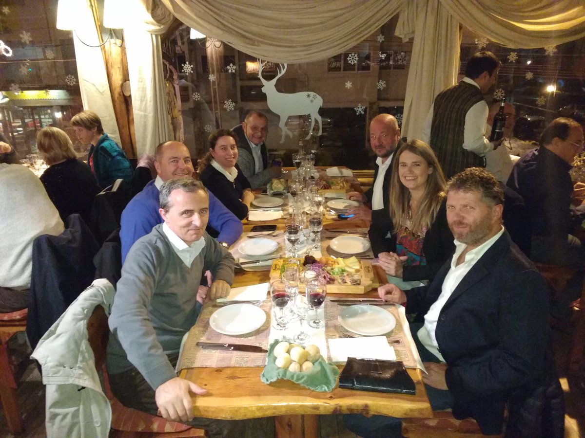 JdeM's tweet image. #argentinaintermodal presente cena de camaradería en #Bariloche por el #corredornorpatagonico El #CN&amp;amp;P cosiendo el matambre.....