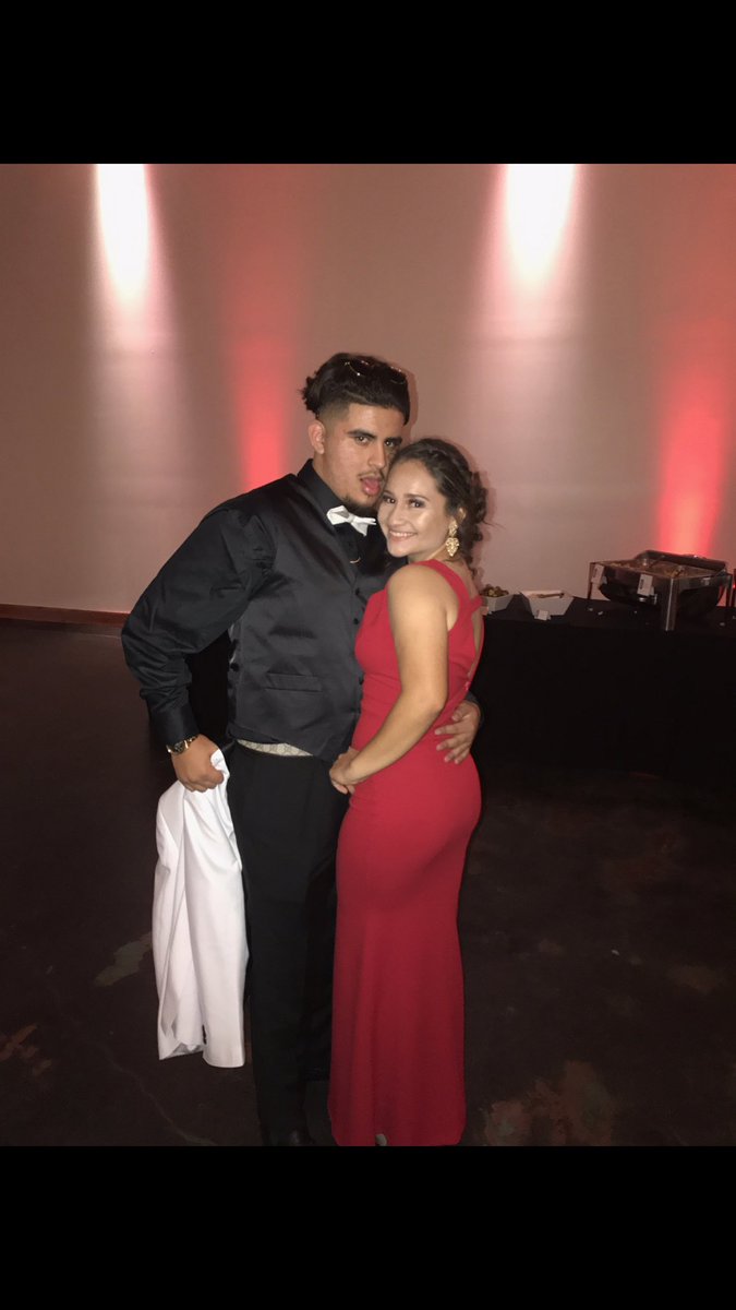 Timwiththess's tweet photo. Prom 2k17 😎💰🍻 https://t.co/tHr3AI5AyC