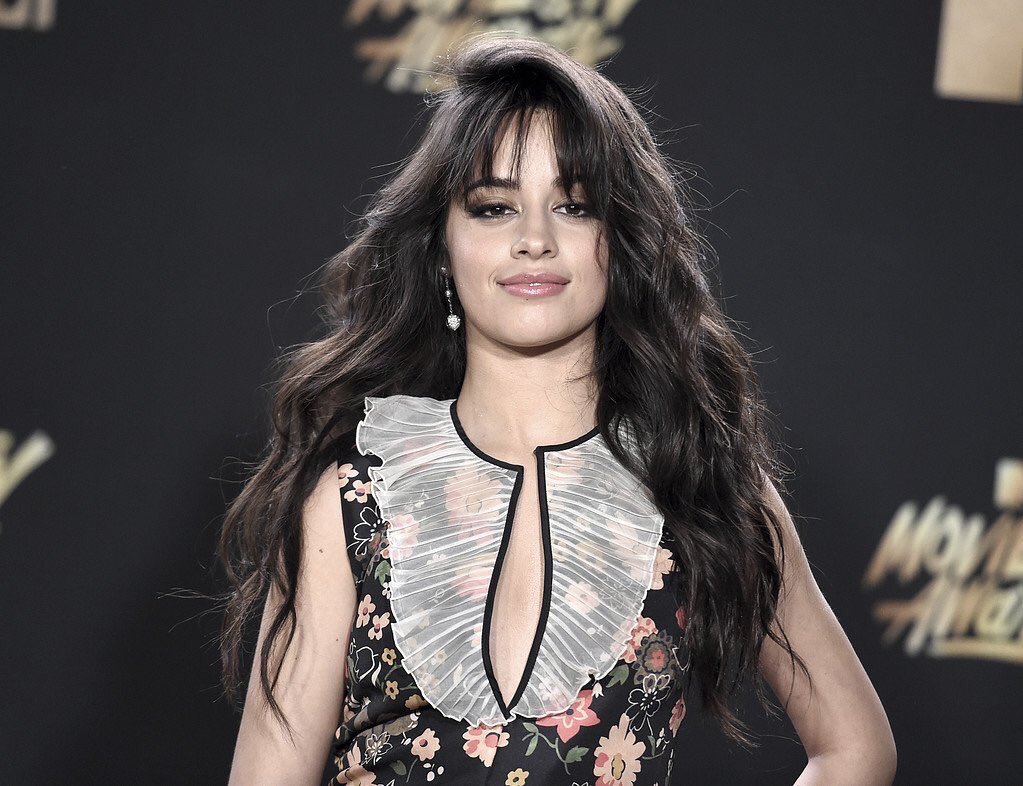 CamrenUpdatesBR's tweet photo. Camila no Red Carpet do #MTVAwards  #3 https://t.co/76q9h5shms