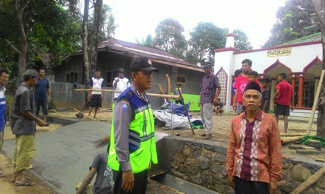 Kanit Binmas Polsek Warungpring Ikut Kerja Bhakti polsekwarungpring.com/kanit-binmas-p…