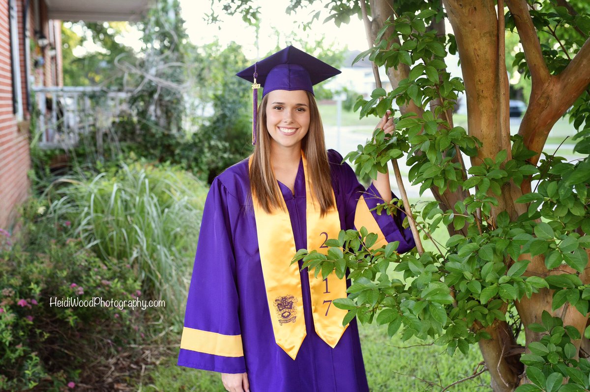 HeidiWood's tweet photo. It's almost time ! 😍@ParisTant #corinthholders #senior #classof2017 #grad https://t.co/r1uddajQq3