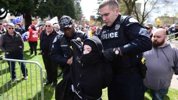 Jennhutton2's tweet image. New Orleans Police Prohibits ANTIFA From Wearing Masks At Today's Protest..
 ln.is/o2UMy #MAGA... by #acarlo2706 via @c0nvey