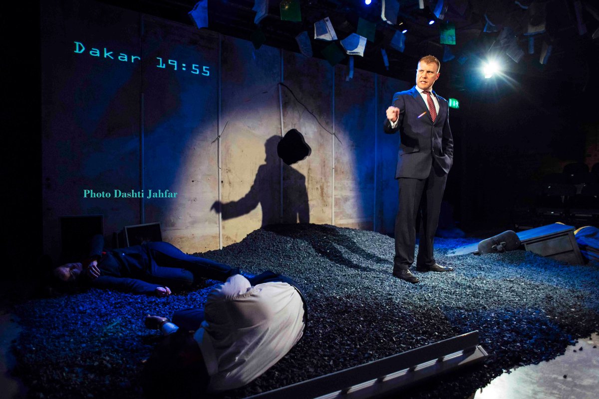 Amber Light for citizens &amp; language ground down in Pulverised <a href="/arcolatheatre/">Arcola Theatre</a> bit.ly/2qflTkz  <a href="/TheatreBlogRT/">TheatreBlogRT</a> #LDNtheatrebloggers