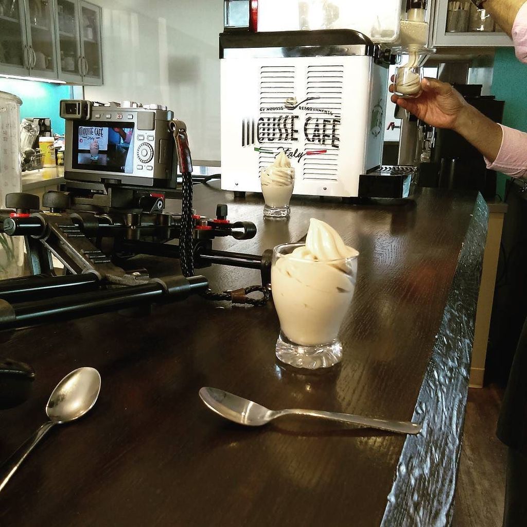 andy_marse's tweet photo. The perks of making an infomercial. #yum #moussecafé https://t.co/4KUeoFo0w8 https://t.co/bBMf9AAs1d