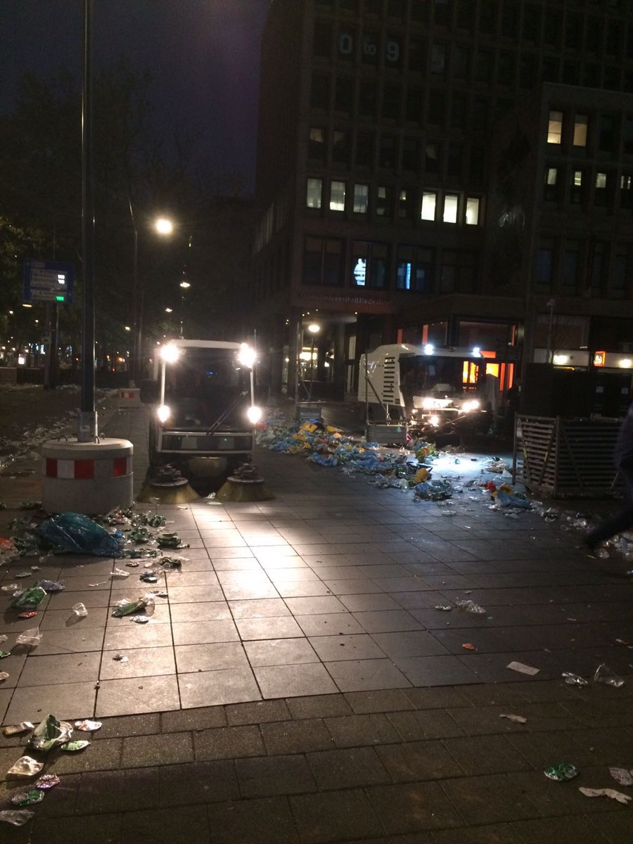Stadsbeheer010's tweet photo. Collega's van #schonestad zijn nog bezig om de rommel in Rotterdam weer op te ruimen #trots. Dan ligt de stad er weer netjes bij. #dayafter https://t.co/2wHkCCJHFB