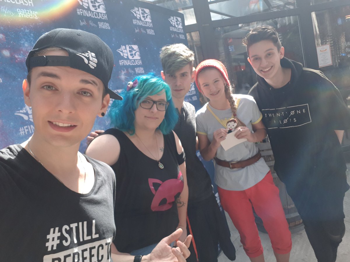 _x_XsophiaX_x's tweet photo. Krass das Hamburg schon genau 1Woche her ist😖gibt es eine rückspultaste?😅 @darkviktory @Kostaaas @H0RR0RKISSEN @dieserpan #FinalClashTour 🐖 https://t.co/RE2UdTeSZX