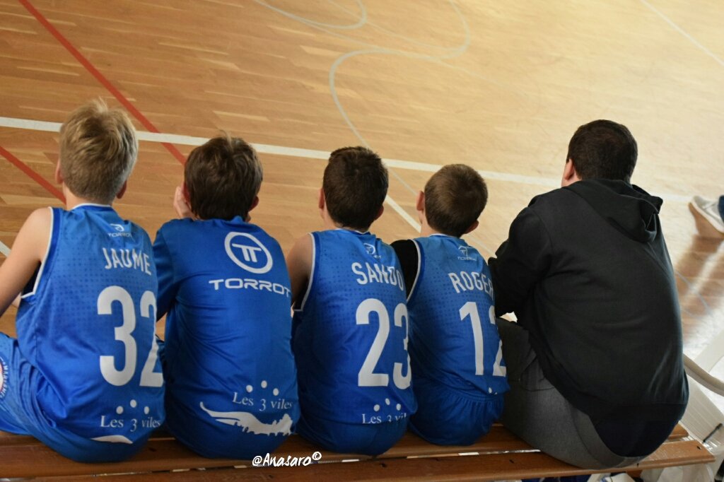 ana_sa_ro's tweet photo. Partit intens i ajustat aquest mati entre el #Mini2006 @maresme3viles i @AEBDimonis que ha acabat amb victòria local. Bravo nois!🏀 https://t.co/jYVDoqMCcQ