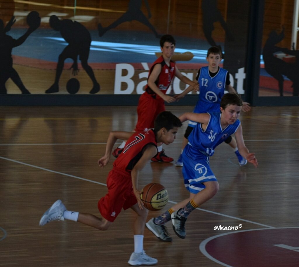 ana_sa_ro's tweet photo. Partit intens i ajustat aquest mati entre el #Mini2006 @maresme3viles i @AEBDimonis que ha acabat amb victòria local. Bravo nois!🏀 https://t.co/jYVDoqMCcQ