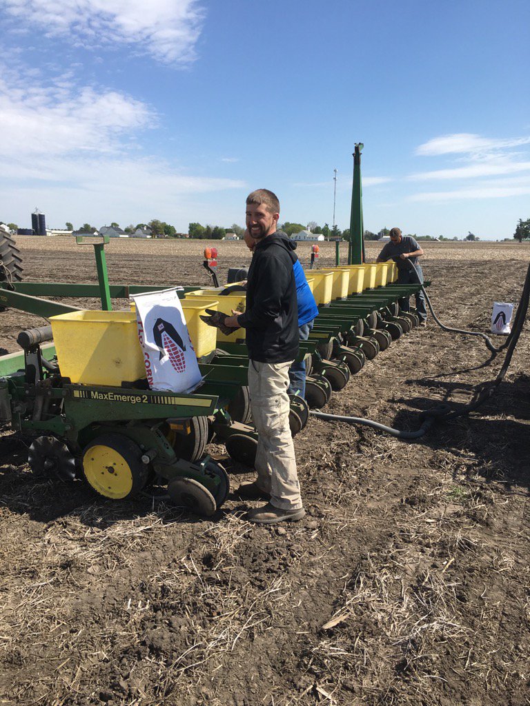JFranks_JLFarms's tweet photo. Back at it again here in Mercer County.  #FSInVISION #plant17 @GSFSReynolds https://t.co/9oXsFsZ4jD