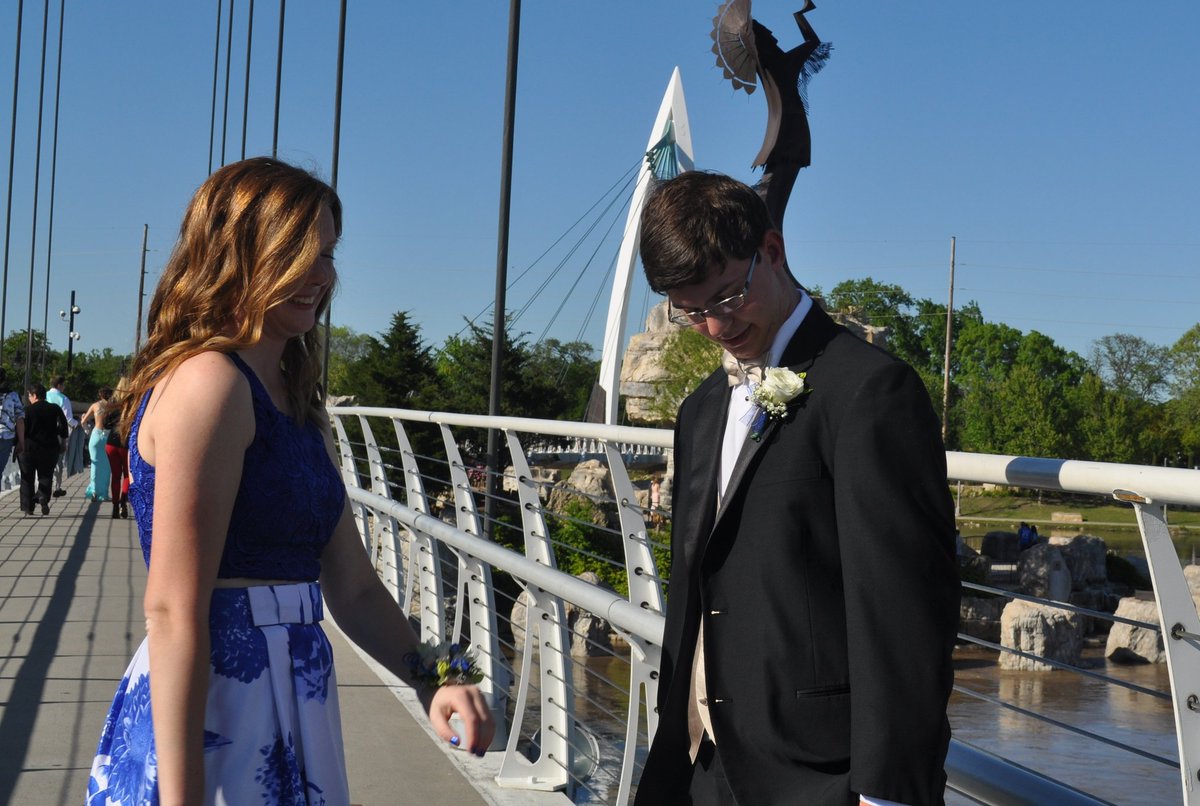 Andoverhs_memes's tweet photo. Being king was good, but having @CarinneHild as a date was better 😍👑👑
long live the meme queen! https://t.co/3kJFEGodol