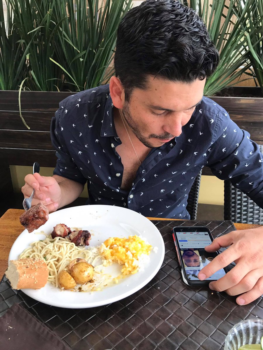 luisangelelfla's tweet photo. Comiendo y checando todos sus comentarios mi raza!! https://t.co/wxaHo4UlUZ