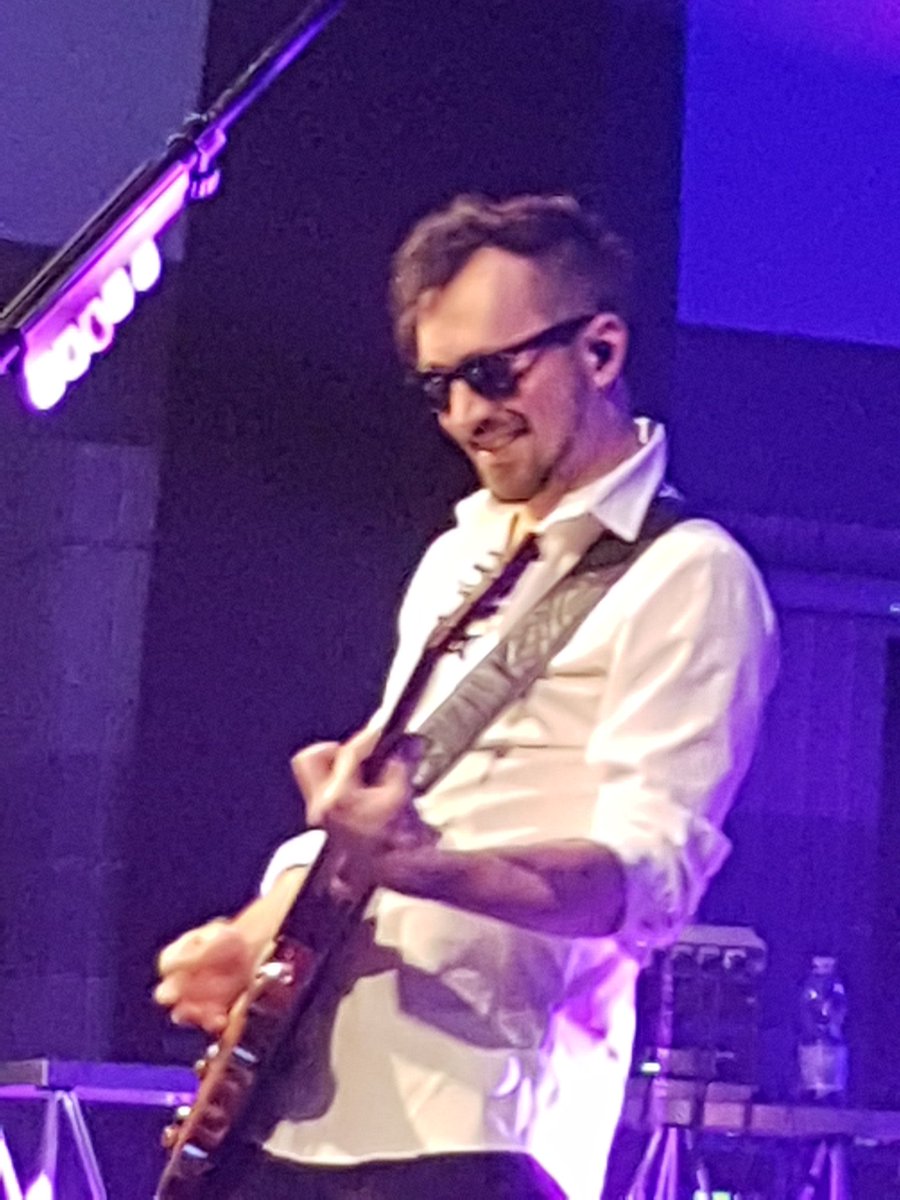 federicatosello's tweet photo. #FollowHeffronDrive 
Mr. Guitar @dbeltwrites 
And with Dustin... good night my Girls... https://t.co/7IcR1dzla5