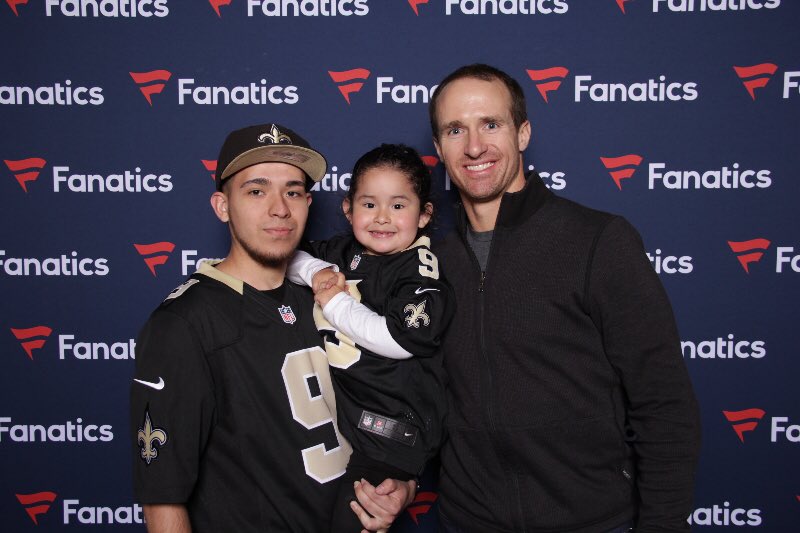 FansAuthentic's tweet photo. @Saints QB @drewbrees making a young fans day at Chicago #FAShows! #WhoDat https://t.co/43E6i7qYWP
