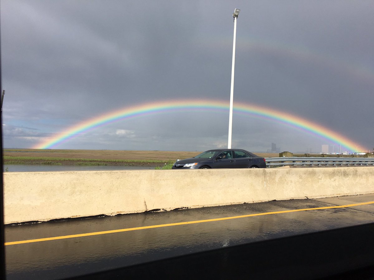A HUGE rainbow just appeared over Atlantic City. Every1 stopping 2 take 📸 of such a beautiful sight! ❤️