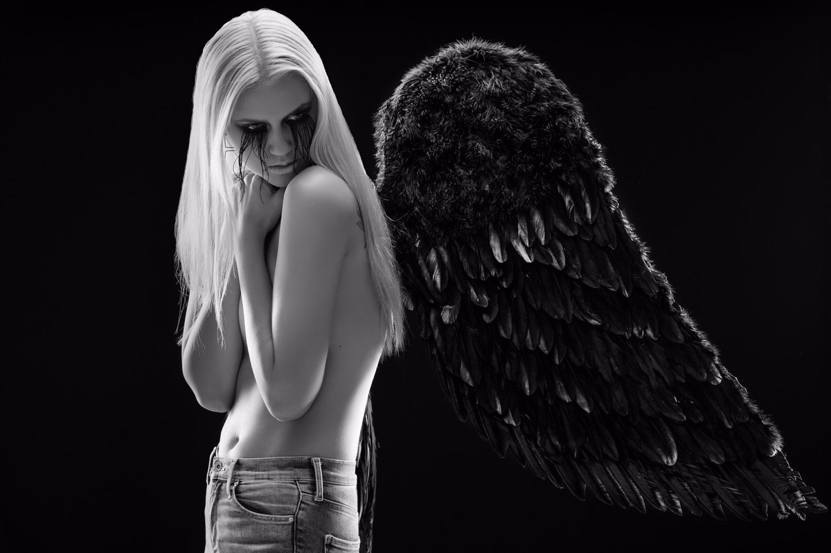 guydaniel's tweet photo. Fallen #blackangel #masterpiece #fallen #wings #concept #creation #studiolife #artistic #blackandwhite #canon #profoto #bowens #guydaniel https://t.co/trKavgEuyU