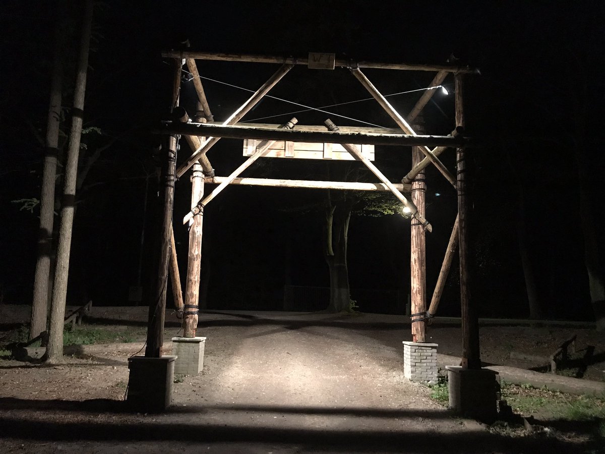 De poort bij nacht.