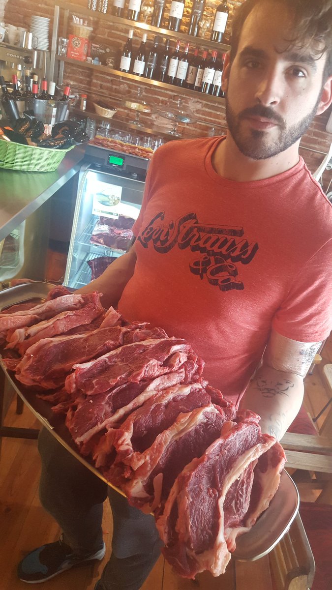 EmberParrilla's tweet photo. Nuestro chef Sergio preparando las raciones para una comida. Cortados en el momento para que el disfrute sea óptimo. https://t.co/gds1JlTmdg
