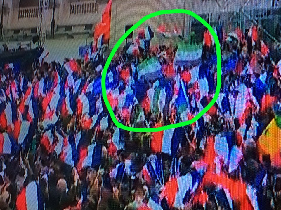 NikaIntoJLo's tweet photo. Ils ont tenu leur parole:ils ont mis les drapeaux arabe à l'Elysée #pauvreFrance #Presidentielles2017 Dégoûtée @dupontaignan @MLP_officiel https://t.co/WLwLa2AGxC