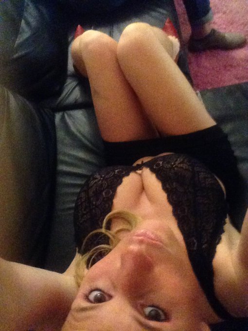 Pronta sul divano per la diretta ore 24 https://t.co/kM6mQkQ3CY vi aspetto https://t.co/X8FAVFEw5b