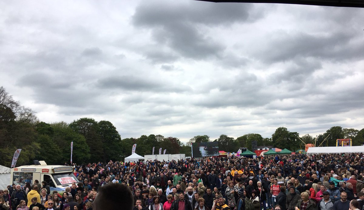 kascarade2010's tweet photo. @bradfordmdc @kersten_england @razwana_mahmood @Pulse1Radio Great 2 rock #Pulse1 stage @DragonBoatsBrad great event, great cause Big up @BFD https://t.co/RfgtHkPaL8
