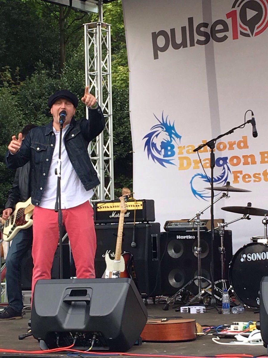 kascarade2010's tweet photo. @bradfordmdc @kersten_england @razwana_mahmood @Pulse1Radio Great 2 rock #Pulse1 stage @DragonBoatsBrad great event, great cause Big up @BFD https://t.co/RfgtHkPaL8