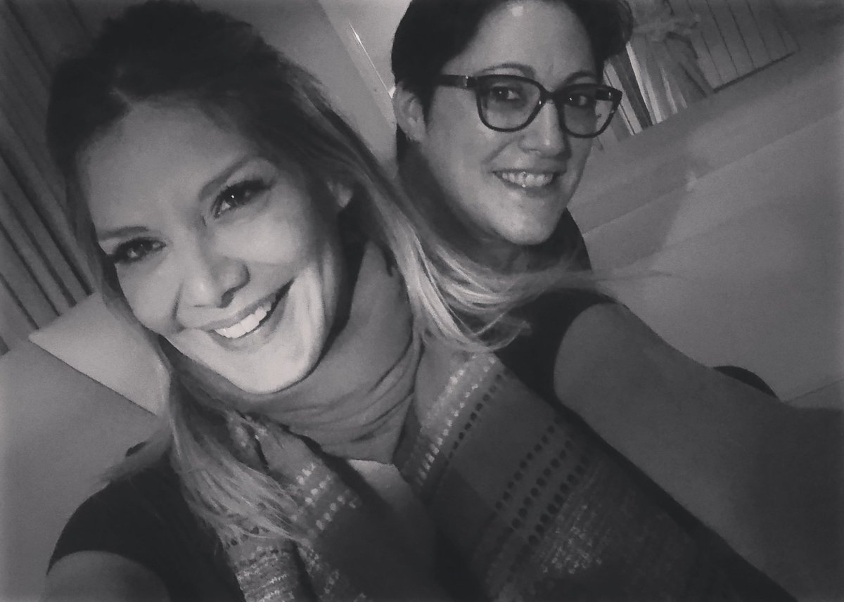 BereniceOBADIA's tweet photo. Me encanta la gente que me hace reír. Gracias @ivonnereyest por este momento #Redwine #Cheers #Friends #RepartidorDeComida #havingfun https://t.co/ozXgl2LCJv