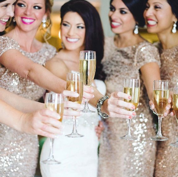 Pop, fizz, clink, it's Sunday! Cheers to all you couples saying "I do" this weekend!🥂