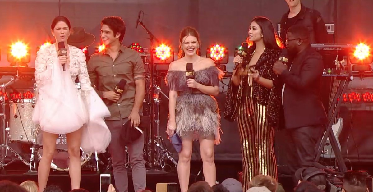 twerkjesminda's tweet photo. 💜 @shelleyhennig, @tylergposey, and @hollandroden have arrived at the #MTVAwards... https://t.co/q1255vtDNQ by #MTV via @c0nvey https://t.co/lCH2Bqnh5Y