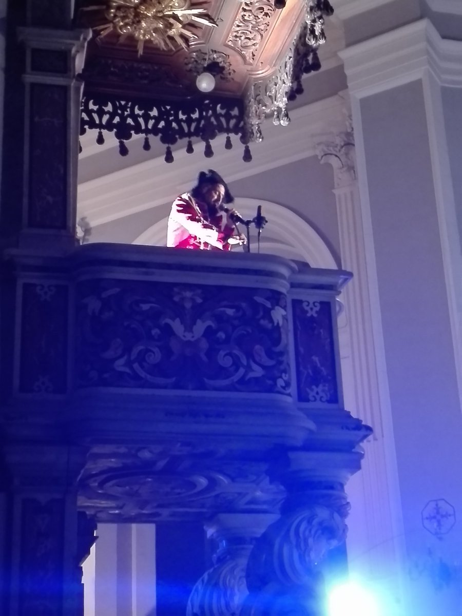 Irene_lbrt's tweet photo. Termina così la performance di @vcapossela per #skyartefestival con la #scalzabanda 
#lacupa #rionesanità #socialreporters #ruralhuck #folk https://t.co/aeRpSQUxhR