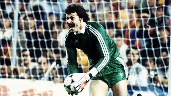 SteauaBucarest's tweet photo. Nos despedimos con la imagen más famosa de la historia del club. Las manos de Duckadam nos dieron la Copa de Europa. https://t.co/X5C6U9HnrX