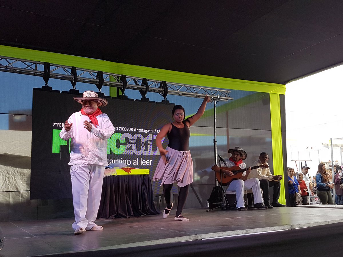 ColombianosAfta's tweet photo. Poetas colombianos Rodolfo Weisner y Arturo Blandón cerraron con broche de oro participación de #Colombia como país invitado de #Filzic2017 https://t.co/RT25NFN4gq