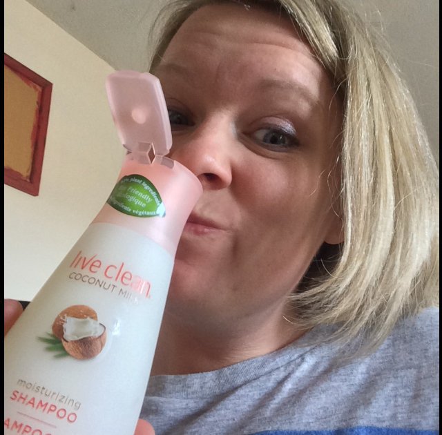 Apesjoy's tweet photo. the smell of #livecleanCoCo is amazing! Im lovinng this free sample and so does my hair https://t.co/7nsRtHr1c9