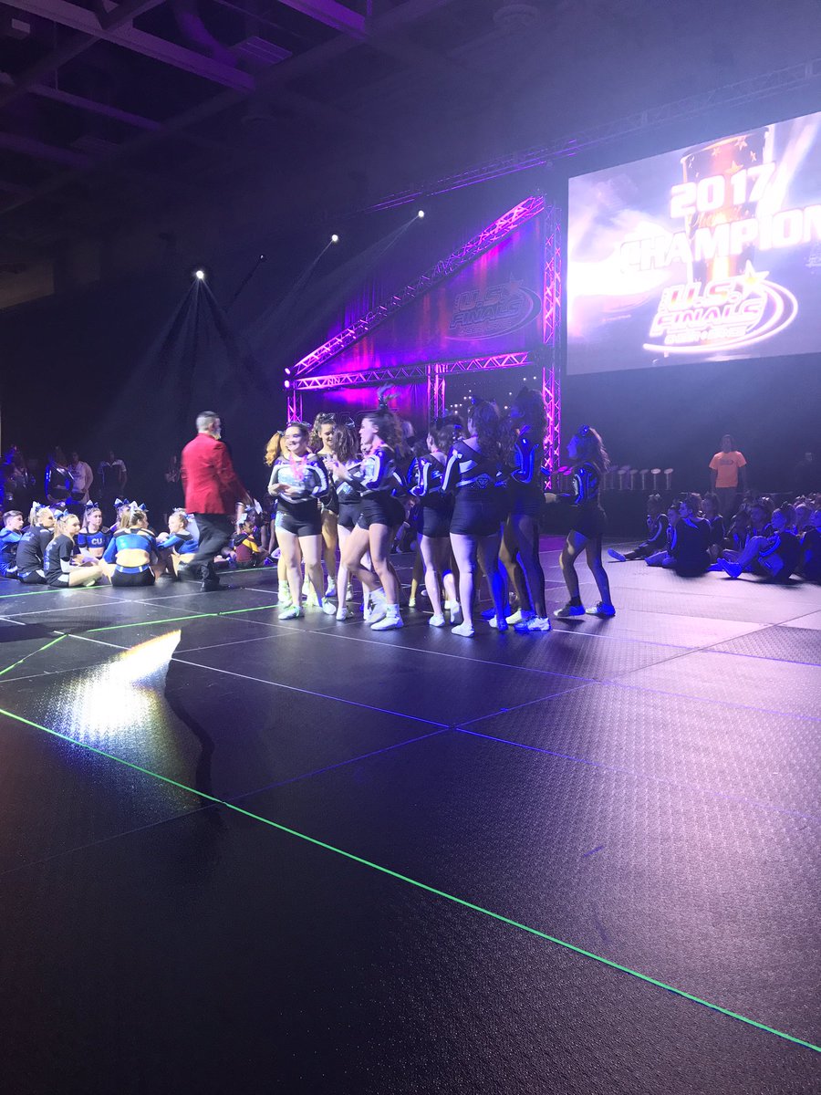 _spiritzone's tweet photo. Sm Sr 3 Winners! EMERALDS!!!! 🏆💚🥇🏅@epicbrands  @theusfinals #spiritstrong #whitejackets #usfinals2017 https://t.co/56SbiDZAZR