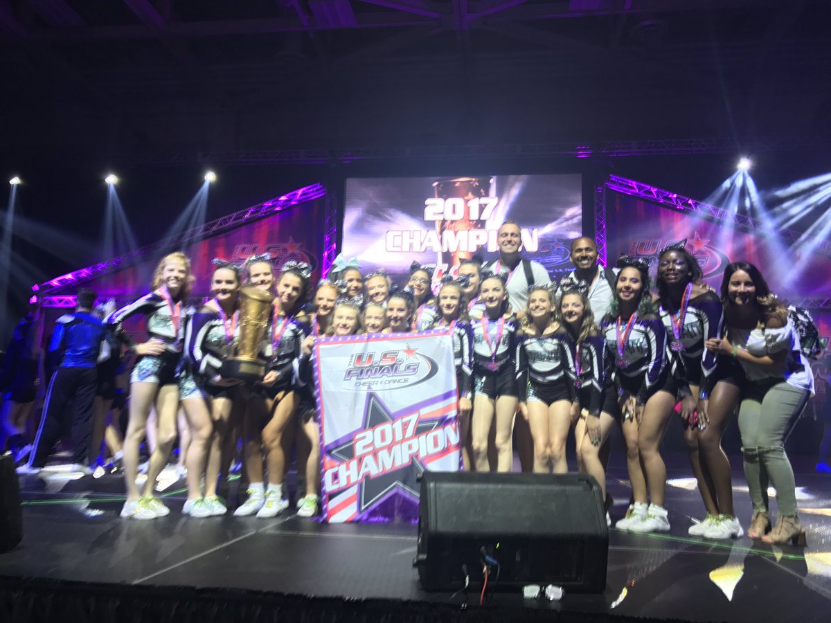 _spiritzone's tweet photo. Sm Sr 3 Winners! EMERALDS!!!! 🏆💚🥇🏅@epicbrands  @theusfinals #spiritstrong #whitejackets #usfinals2017 https://t.co/56SbiDZAZR