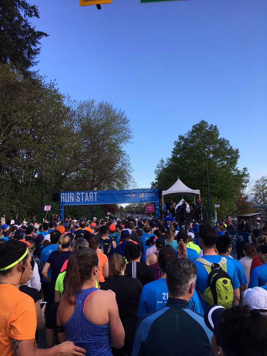 MrRobbarto's tweet photo. @BMOVanMarathon half marathon day. Beautiful day in stunning Vancouver. https://t.co/V6vOdWfHDd