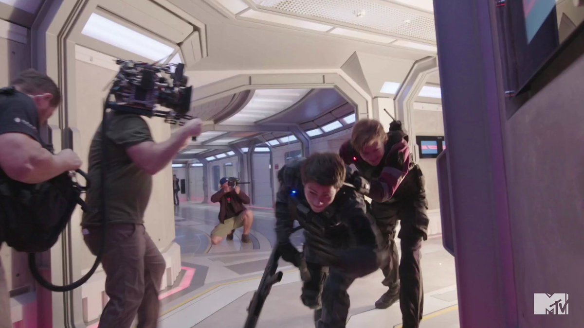 MazeRunnerWW's tweet photo. Dylan O'Brien, Thomas Sangster, Kaya Scodelario and Rosa Salazar behind &amp; on set of #TheDeathCure https://t.co/krtSoaxXtd