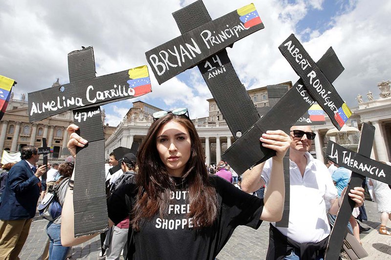 maguilerusb's tweet photo. #7May Así fue como los Venezolanos en El Vaticano obligaron al Papa a ver la... https://t.co/trAbDmEFes by #paolucci40 via @c0nvey https://t.co/YabsaT40Qq