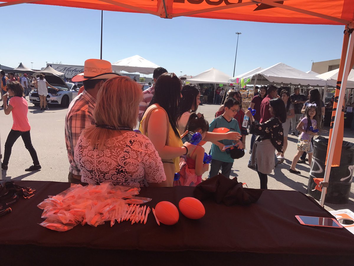 KellyEveleigh's tweet photo. #PlazaMayor #CincodeMayofestival #CincoDeBoost @easywireless @alexiaautin @LMWadeClark @boostmobile @LMontes_TSB @HindyLeeder @MMICentralDM https://t.co/5OgLrbuUw4