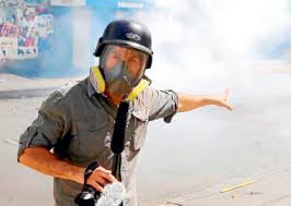 gmoandresp's tweet photo. Ivan Nuñez "arriega su vida" en Venezuela, por que no mejor arriesga su pega en Chile y reportea sobre Piñera? https://t.co/CPXDszB8Ws