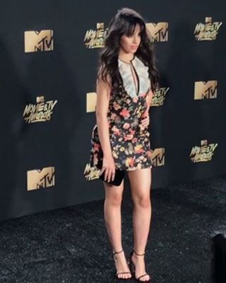 CamrenUpdatesBR's tweet photo. "Nem a chuva parou @camila_cabello" (via: @MTV ) #MTVAwards https://t.co/Wv2Pg0uHEJ