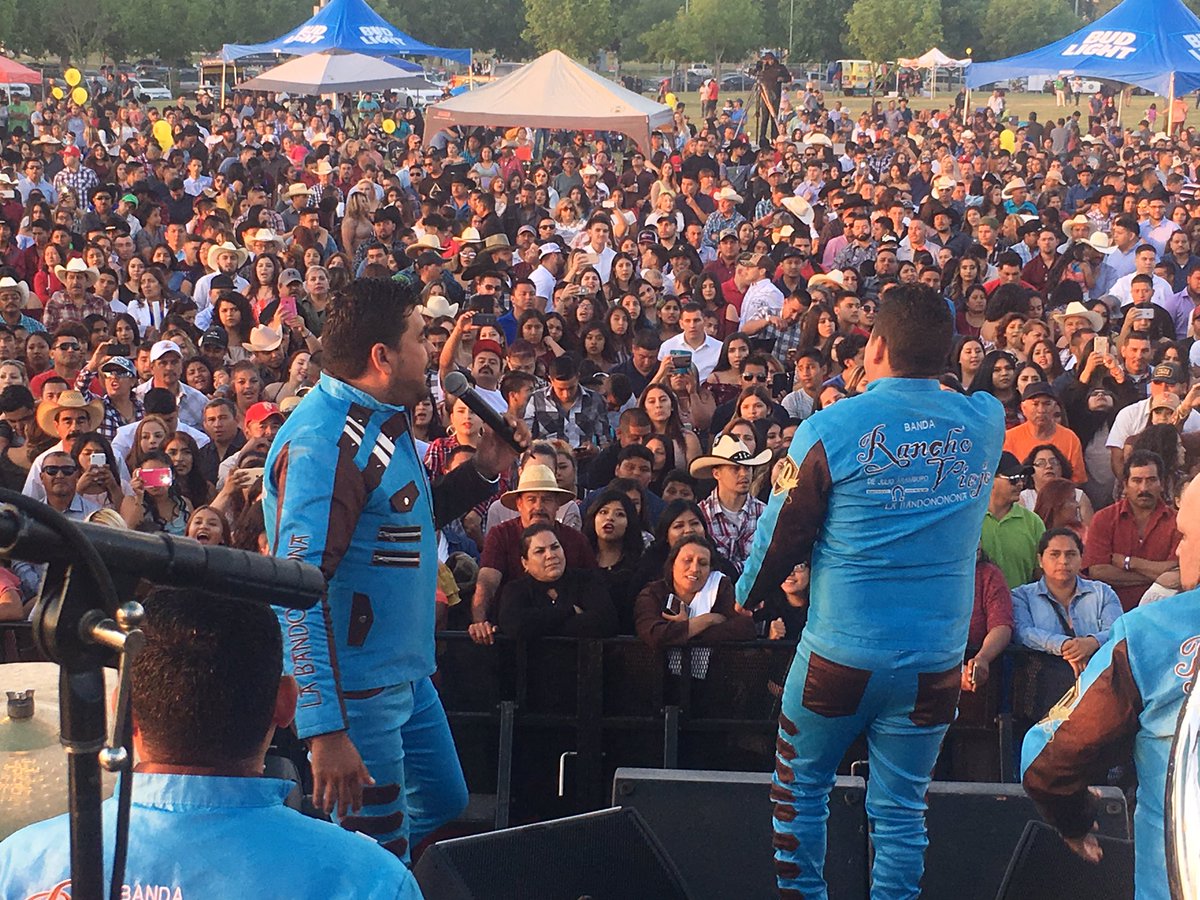 b_ranchoviejo's tweet photo. Gracias Fresno California 
Gracias @1019labuena @Telemundo51 
#CincodeMayo https://t.co/BMWzXeiBm6